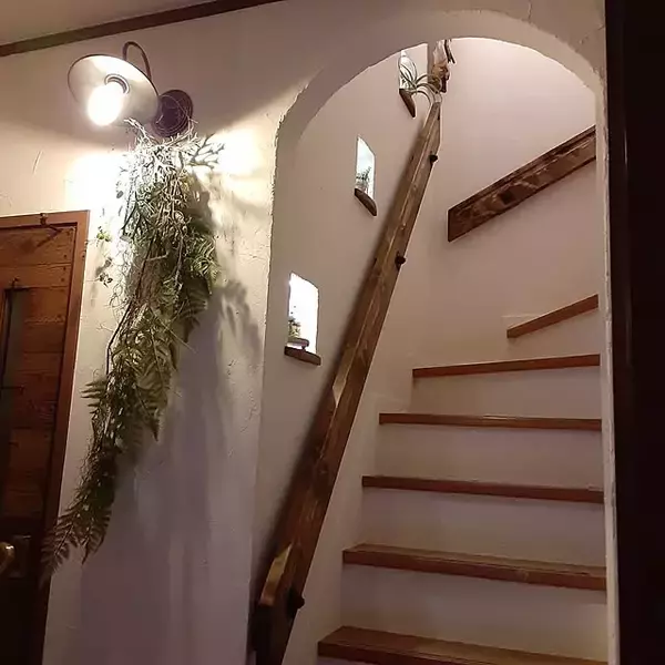 貼るだけリメイクから本格的なDIYまで♪いつもの階段を魅力的に変えるアイデア