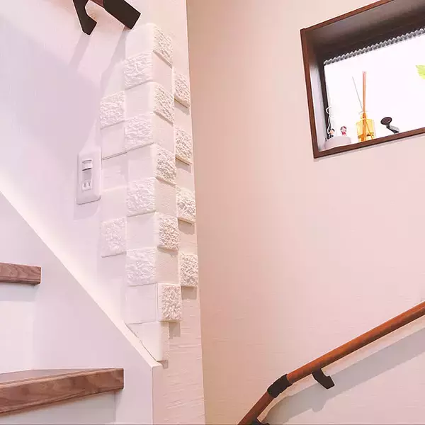 「貼るだけリメイクから本格的なDIYまで♪いつもの階段を魅力的に変えるアイデア」の画像