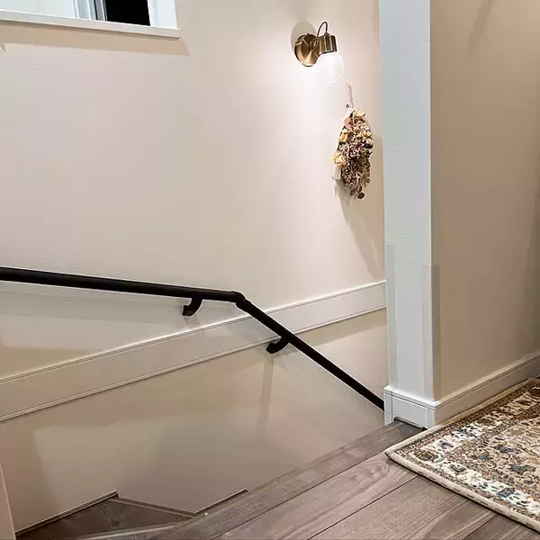 「貼るだけリメイクから本格的なDIYまで♪いつもの階段を魅力的に変えるアイデア」の画像