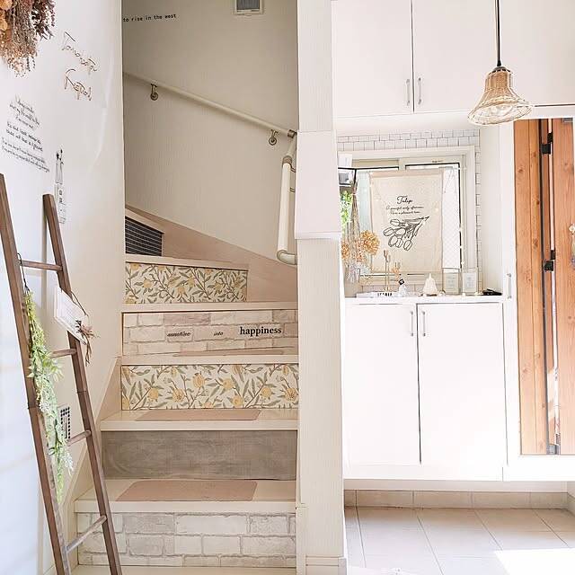 貼るだけリメイクから本格的なDIYまで♪いつもの階段を魅力的に変えるアイデア