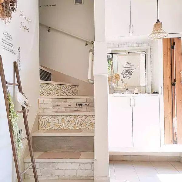 「貼るだけリメイクから本格的なDIYまで♪いつもの階段を魅力的に変えるアイデア」の画像