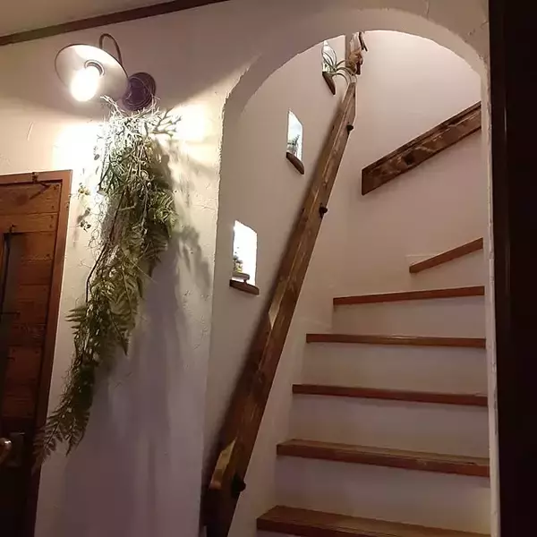 「貼るだけリメイクから本格的なDIYまで♪いつもの階段を魅力的に変えるアイデア」の画像