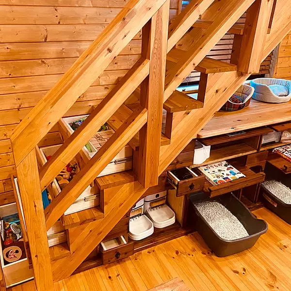 「貼るだけリメイクから本格的なDIYまで♪いつもの階段を魅力的に変えるアイデア」の画像