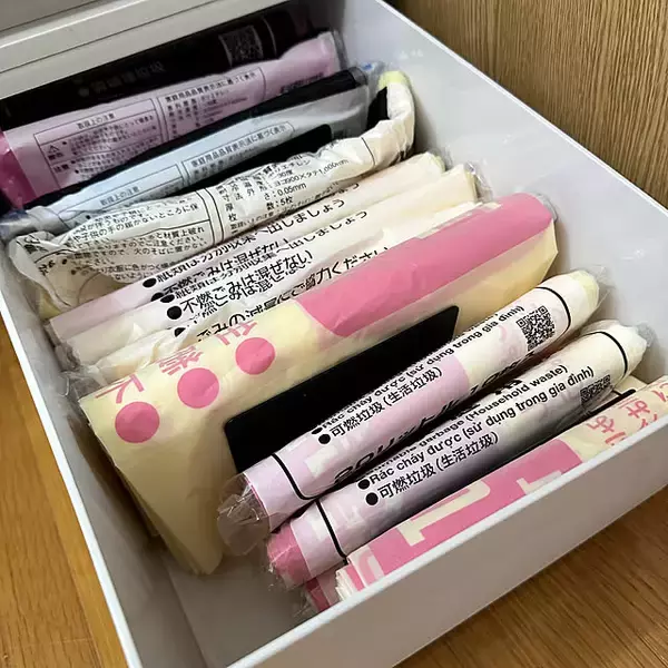 「本を立てるだけじゃない！暮らしに役立つブックエンドの活用法をご紹介」の画像