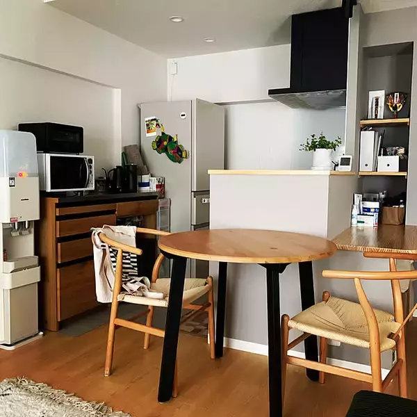 「デザインと使いやすさで食卓を彩る！空間になじむIKEAのダイニングテーブルをタイプ別に紹介」の画像