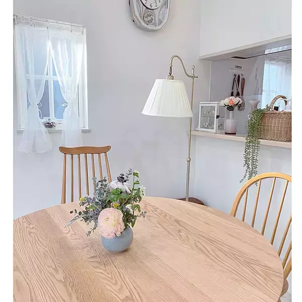 「窓周りのインテリアを自分らしくコーディネート♪100均アイテムでできるカーテンアレンジDIY」の画像