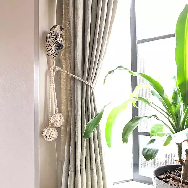 「窓周りのインテリアを自分らしくコーディネート♪100均アイテムでできるカーテンアレンジDIY」の画像