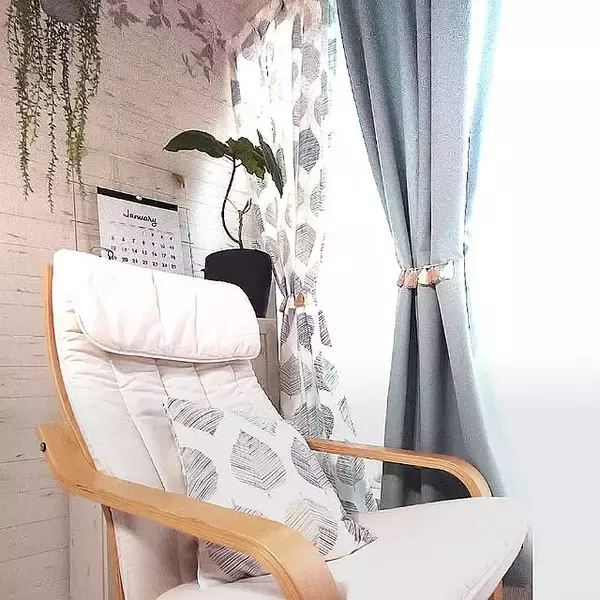 「窓周りのインテリアを自分らしくコーディネート♪100均アイテムでできるカーテンアレンジDIY」の画像