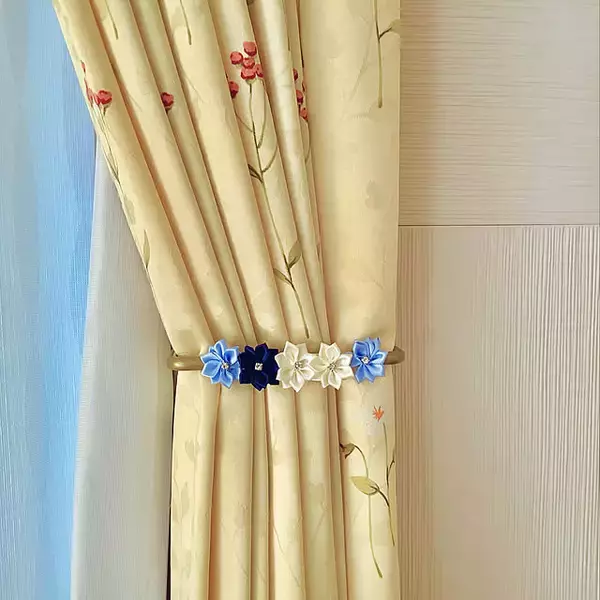 「窓周りのインテリアを自分らしくコーディネート♪100均アイテムでできるカーテンアレンジDIY」の画像