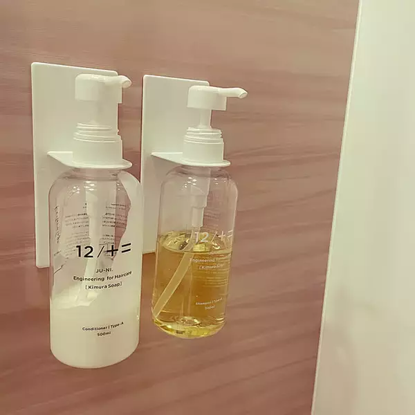 「清潔で広々としたバスルームを叶える☆シャンプー類の収納・置き方の工夫」の画像