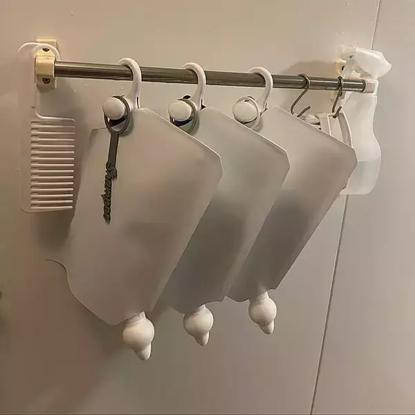 「清潔で広々としたバスルームを叶える☆シャンプー類の収納・置き方の工夫」の画像