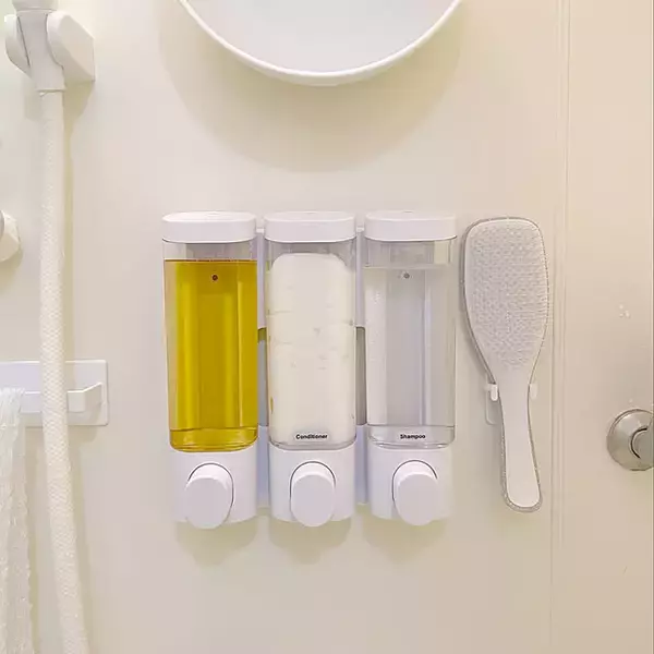 「清潔で広々としたバスルームを叶える☆シャンプー類の収納・置き方の工夫」の画像
