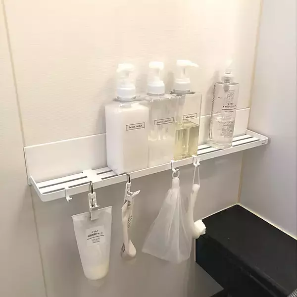 「清潔で広々としたバスルームを叶える☆シャンプー類の収納・置き方の工夫」の画像