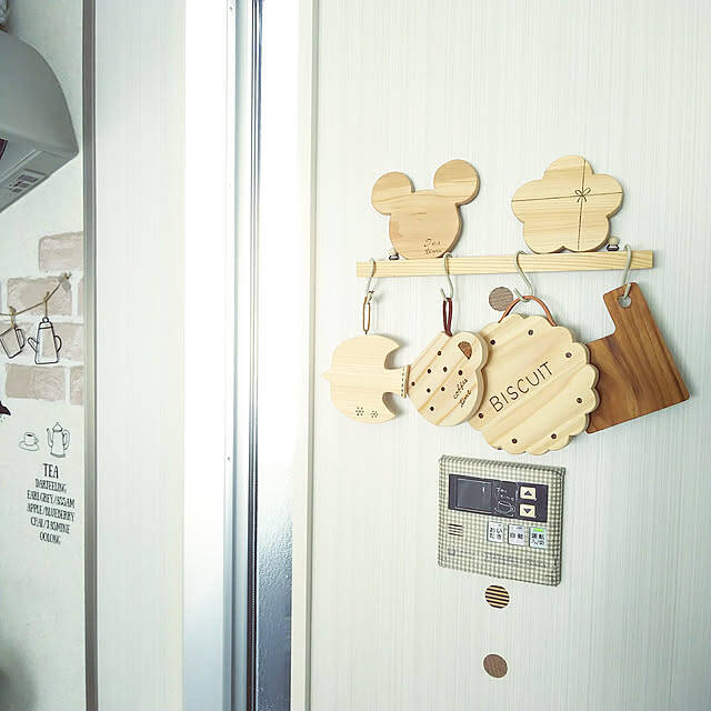 ナチュラルでなじみやすい♪ダイソーのウォールバーでつくる壁面アイデア