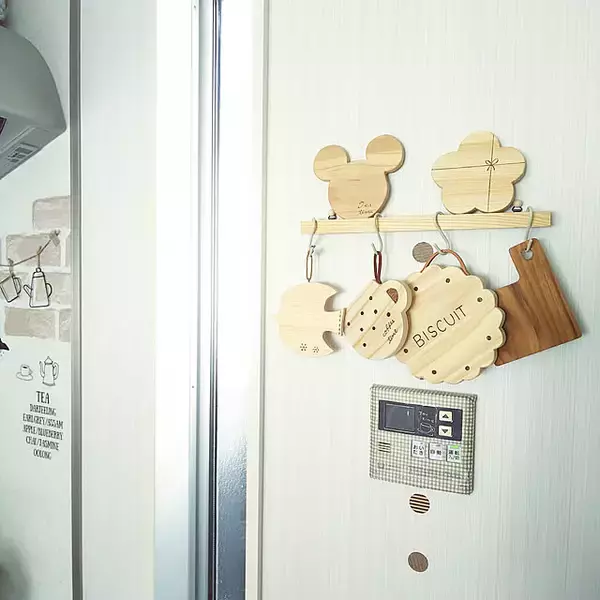 「ナチュラルでなじみやすい♪ダイソーのウォールバーでつくる壁面アイデア」の画像