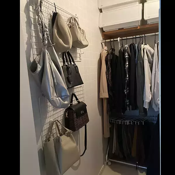 「空いている壁面を使って収納不足を解消！使いやすく見た目も整った壁面収納アイディア」の画像