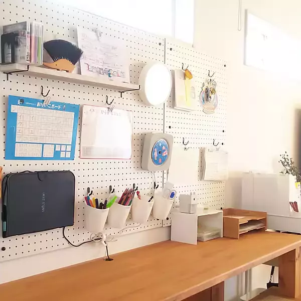 「空いている壁面を使って収納不足を解消！使いやすく見た目も整った壁面収納アイディア」の画像