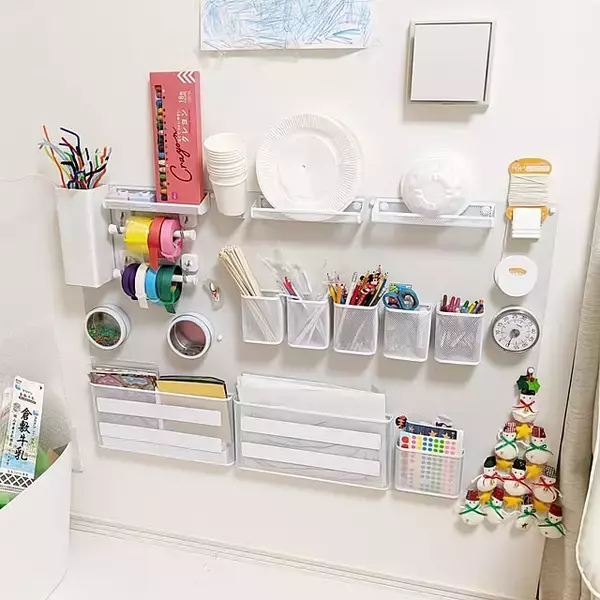 「空いている壁面を使って収納不足を解消！使いやすく見た目も整った壁面収納アイディア」の画像