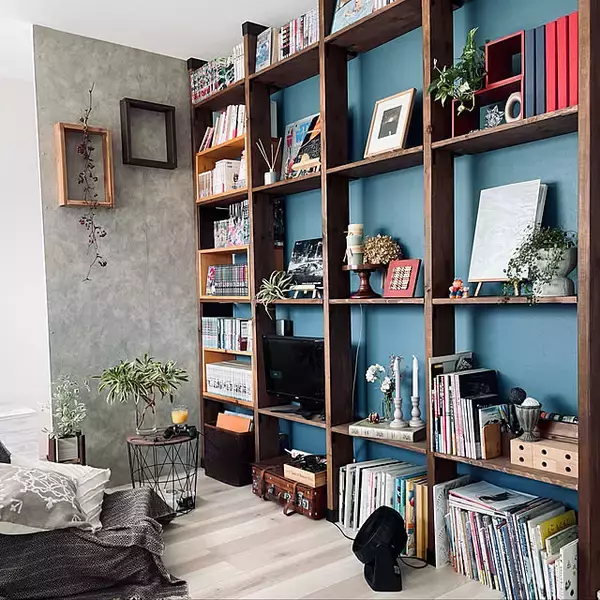 「空いている壁面を使って収納不足を解消！使いやすく見た目も整った壁面収納アイディア」の画像