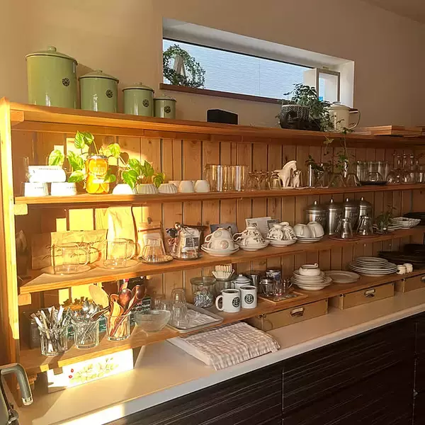 「空いている壁面を使って収納不足を解消！使いやすく見た目も整った壁面収納アイディア」の画像