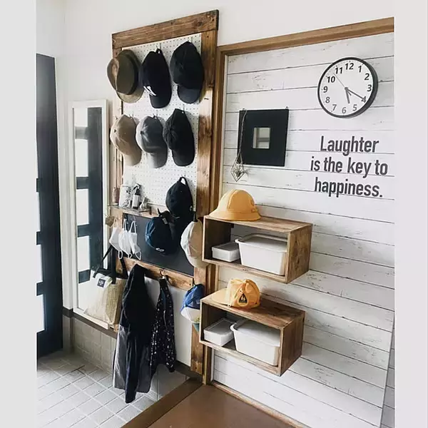 「空いている壁面を使って収納不足を解消！使いやすく見た目も整った壁面収納アイディア」の画像