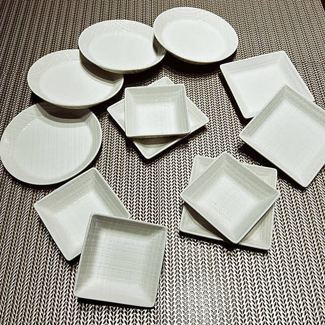 さまざまなスタイルのテーブルコーディネートに使える！バリエーション豊富なセリアのプレート皿をご紹介