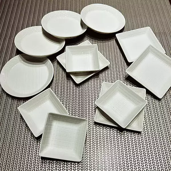 「さまざまなスタイルのテーブルコーディネートに使える！バリエーション豊富なセリアのプレート皿をご紹介」の画像