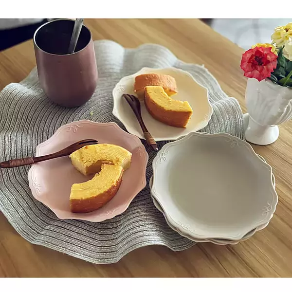 「さまざまなスタイルのテーブルコーディネートに使える！バリエーション豊富なセリアのプレート皿をご紹介」の画像