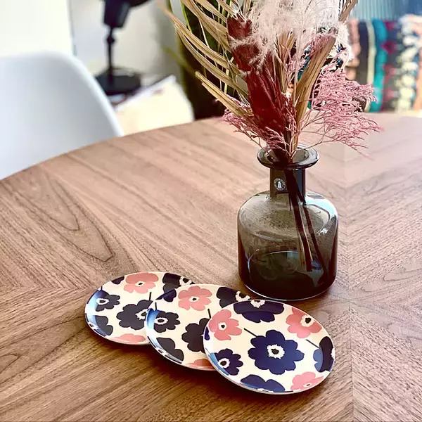 「さまざまなスタイルのテーブルコーディネートに使える！バリエーション豊富なセリアのプレート皿をご紹介」の画像