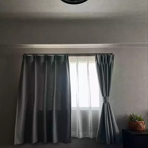 「シンプルで上質な雰囲気をまとう。インテリアにニュアンスを添える無印良品のカーテン6選」の画像