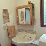 「身だしなみを整えるときも、お部屋を広く見せたいときも。インテリアで活躍するIKEAのミラー」の画像1