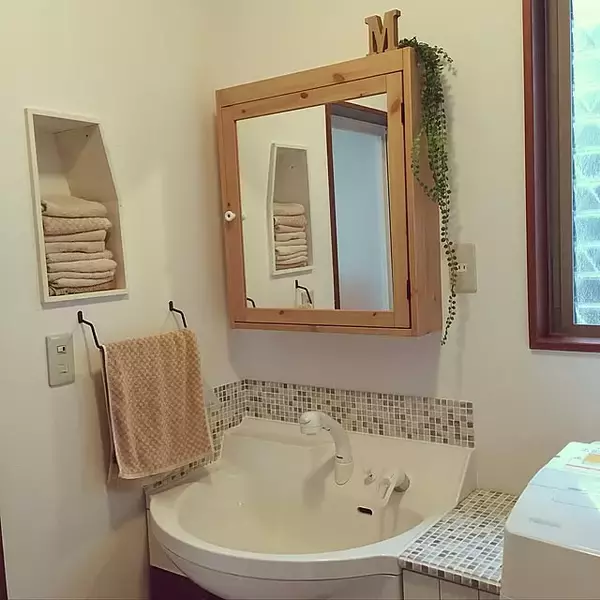 身だしなみを整えるときも、お部屋を広く見せたいときも。インテリアで活躍するIKEAのミラー