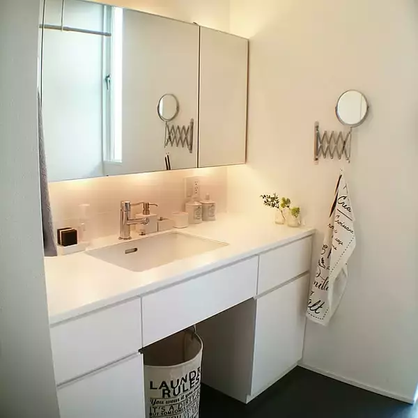 「身だしなみを整えるときも、お部屋を広く見せたいときも。インテリアで活躍するIKEAのミラー」の画像