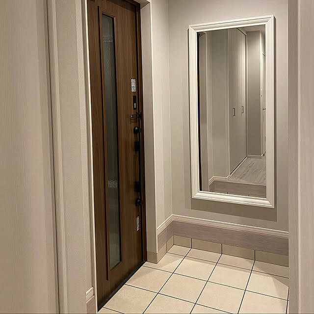 身だしなみを整えるときも、お部屋を広く見せたいときも。インテリアで活躍するIKEAのミラー