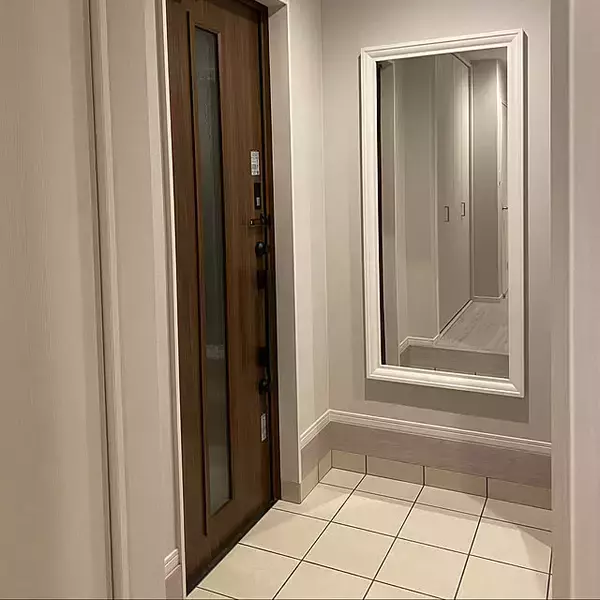 「身だしなみを整えるときも、お部屋を広く見せたいときも。インテリアで活躍するIKEAのミラー」の画像