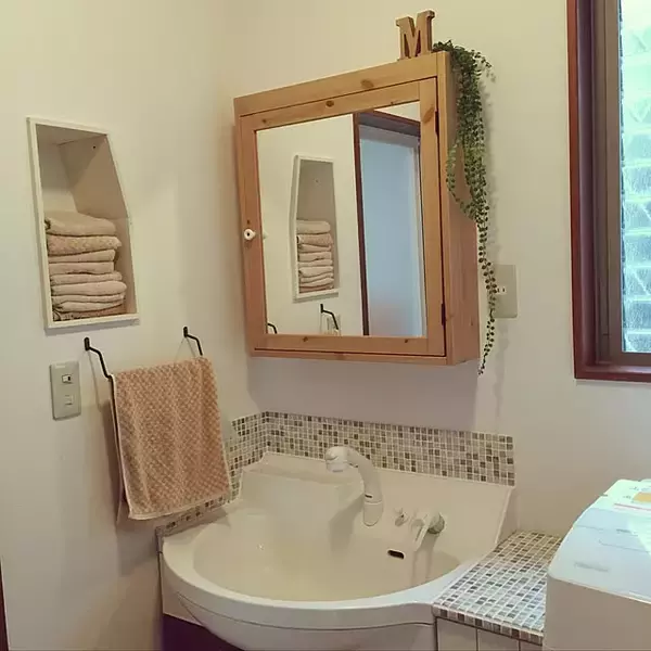 「身だしなみを整えるときも、お部屋を広く見せたいときも。インテリアで活躍するIKEAのミラー」の画像