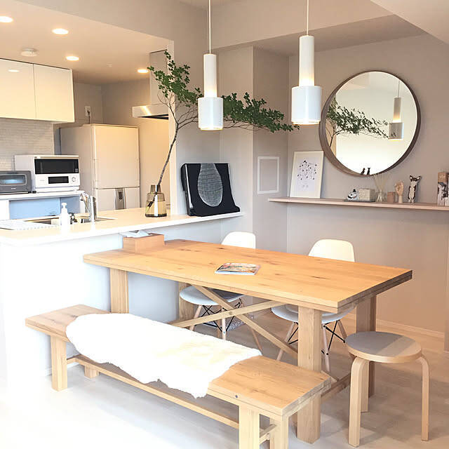 身だしなみを整えるときも、お部屋を広く見せたいときも。インテリアで活躍するIKEAのミラー