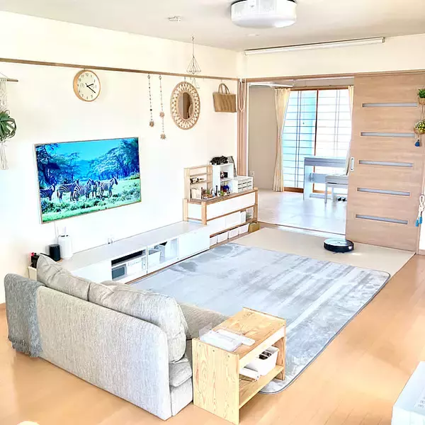 「身だしなみを整えるときも、お部屋を広く見せたいときも。インテリアで活躍するIKEAのミラー」の画像