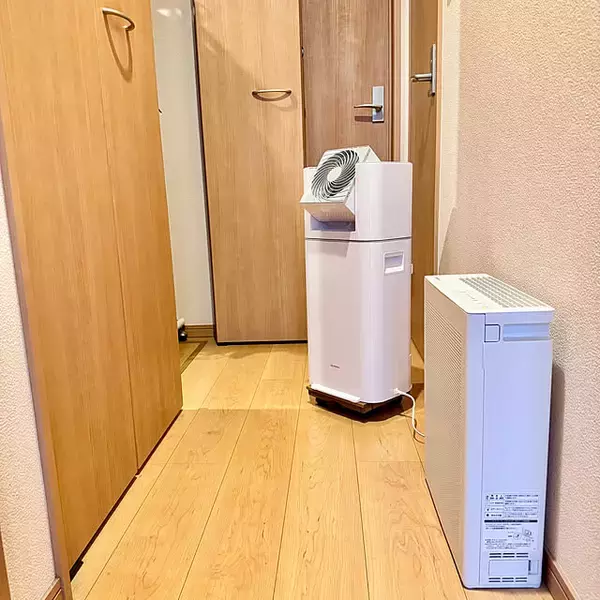 「湿気を取り除いて快適に過ごす♪部屋干しにもおすすめの除湿機6選」の画像