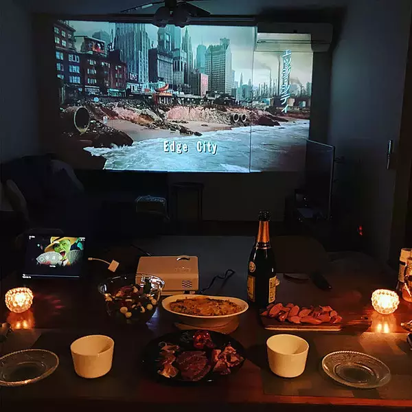 「毎日ご飯にも、パーティーにも。外食気分が味わえるレストラン風インテリア」の画像