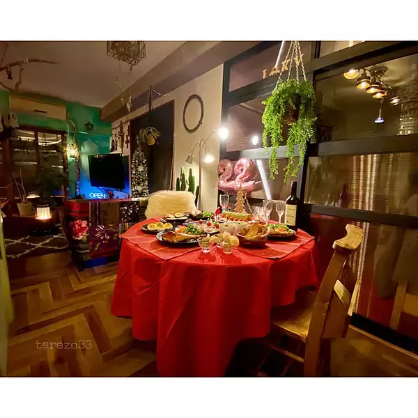 「毎日ご飯にも、パーティーにも。外食気分が味わえるレストラン風インテリア」の画像