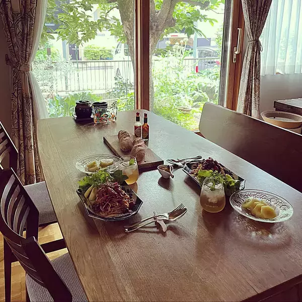 「毎日ご飯にも、パーティーにも。外食気分が味わえるレストラン風インテリア」の画像