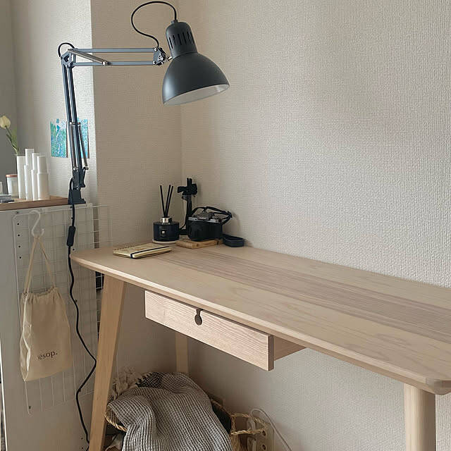 シンプルから個性派までさまざまなデザインがそろう！IKEAで見つける理想のデスクライト