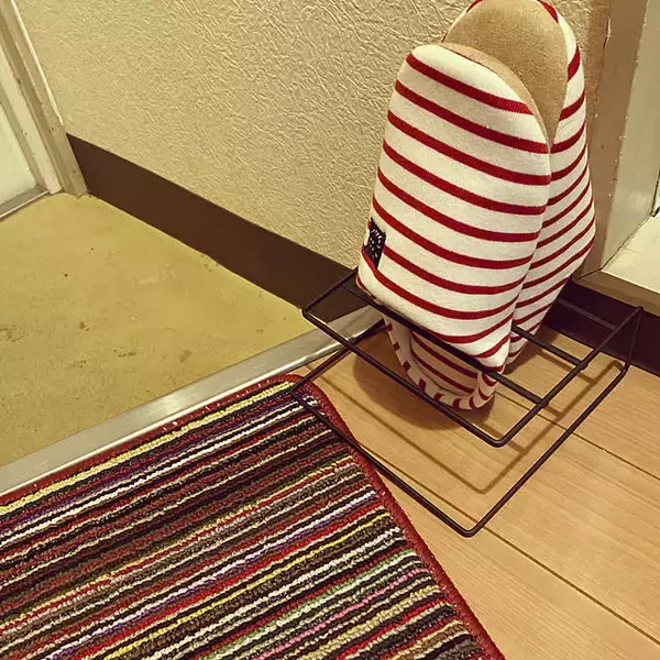 「プチプラグッズを賢く使って！100均のディッシュスタンドを収納に活用する方法」の画像