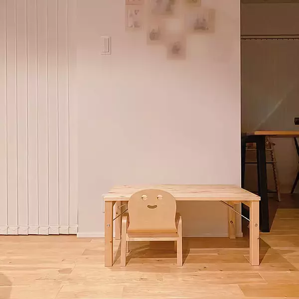 「コンパクトなのに大活躍！無印良品「パイン材テーブル」の魅力と使い方実例」の画像