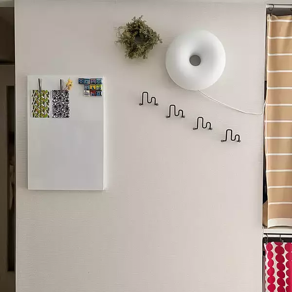 「インテリア馴染みもいい！IKEAで見つける、ワンランク上のフック」の画像