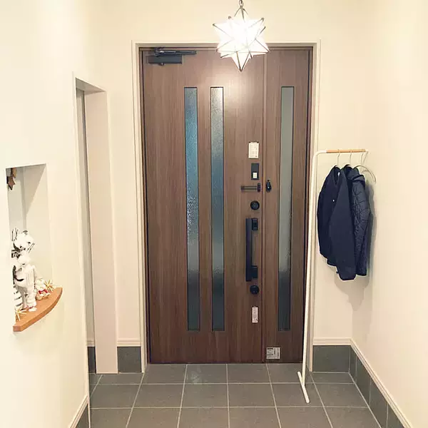 「空間を有効活用できる！省スペースな山崎実業の玄関収納アイテム6選」の画像