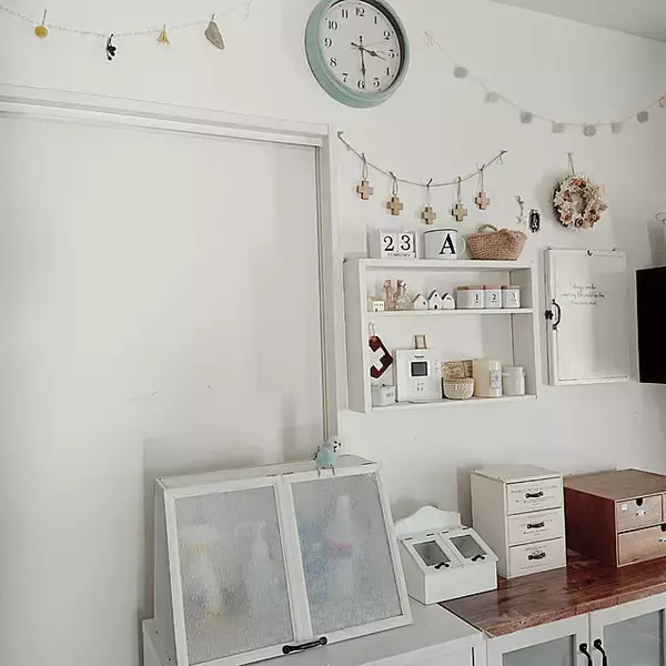 「置くだけでお部屋がカフェ風インテリアに！ショーケースの置き方・使い方」の画像