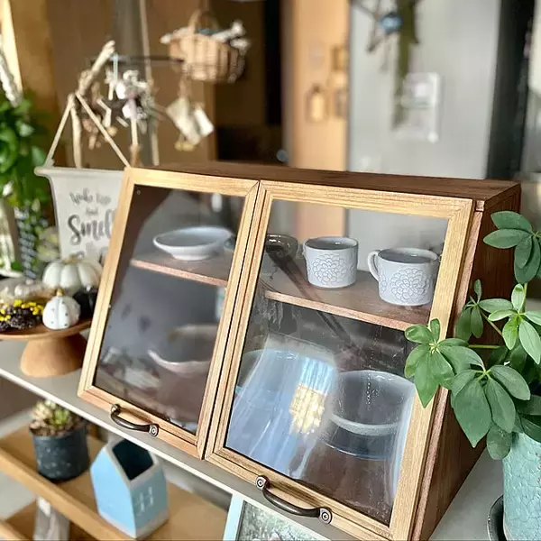 「置くだけでお部屋がカフェ風インテリアに！ショーケースの置き方・使い方」の画像