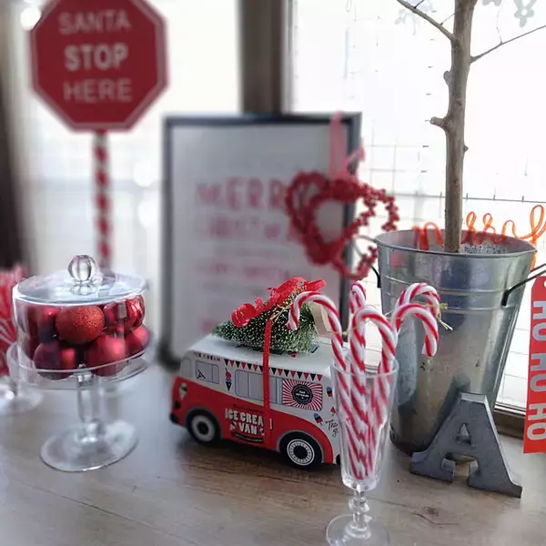 「わくわくが止まらない♡小さなスペースで楽しむクリスマスディスプレイ10選」の画像